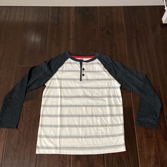 Boys Old Navy long sleeve tee. - Picture 2 of 3